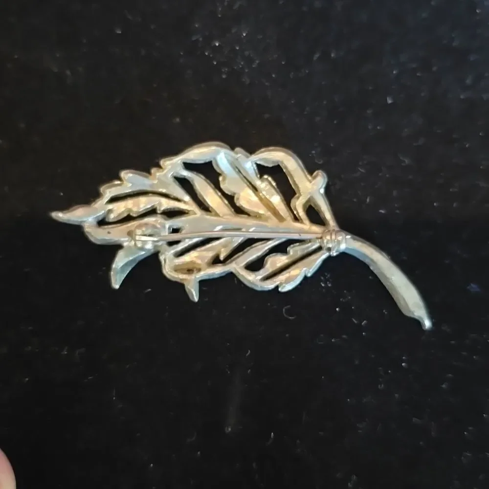 Vintage Brooche Pin, 1940's. Very Delicate and Pretty! Sparkling Rhinestones,